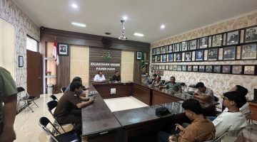 Pendamping Sadriyo (70), tersangka kasus dugaan pencurian mesin penggiling padi, mendatangi Kejaksaan Negeri (Kejari) Pamekasan pada Selasa (28/4/2026).