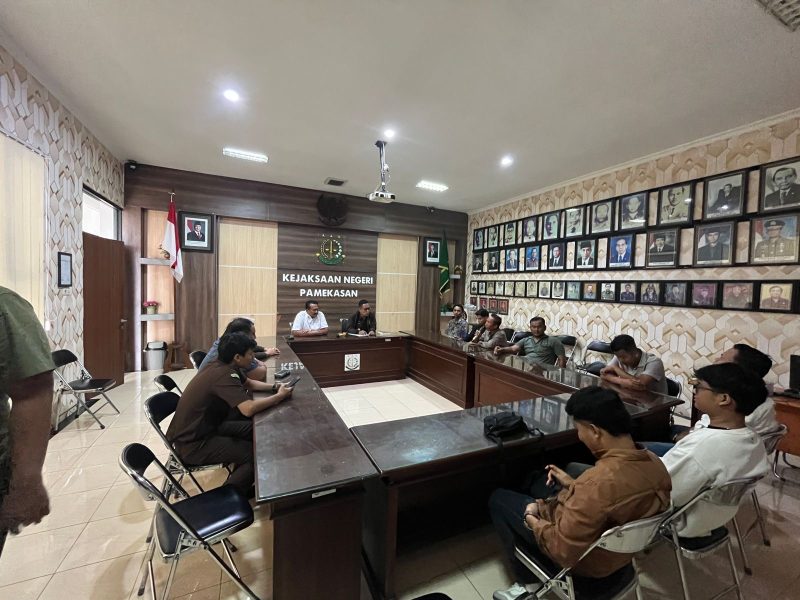 Pendamping Sadriyo (70), tersangka kasus dugaan pencurian mesin penggiling padi, mendatangi Kejaksaan Negeri (Kejari) Pamekasan pada Selasa (28/4/2026).