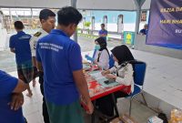 Caption: Warga Binaan Rumah Kelas IIB Sampang Saat Melakukan Tes Urine di Rutan Sampang (Sumber Foto: Jatim Zone)