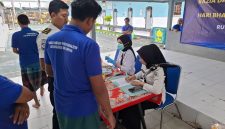 Caption: Warga Binaan Rumah Kelas IIB Sampang Saat Melakukan Tes Urine di Rutan Sampang (Sumber Foto: Jatim Zone)