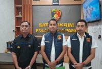 Caption: Poundra, KBO Reskrim Didampingi Muammar Amin, Kanit Pidsus Polres Sampang Saat Memberikan Keterangan Kepada Sejumlah Wartawan saat Pers Rilis di Polres Sampang (Sumber Foto: Humas Polres Sampang/Jatim Zone)
