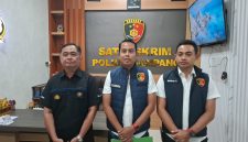 Caption: Poundra, KBO Reskrim Didampingi Muammar Amin, Kanit Pidsus Polres Sampang Saat Memberikan Keterangan Kepada Sejumlah Wartawan saat Pers Rilis di Polres Sampang (Sumber Foto: Humas Polres Sampang/Jatim Zone)