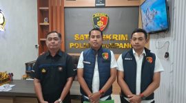 Caption: Poundra, KBO Reskrim Didampingi Muammar Amin, Kanit Pidsus Polres Sampang Saat Memberikan Keterangan Kepada Sejumlah Wartawan saat Pers Rilis di Polres Sampang (Sumber Foto: Humas Polres Sampang/Jatim Zone)