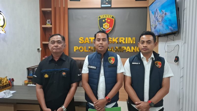 Caption: Poundra, KBO Reskrim Didampingi Muammar Amin, Kanit Pidsus Polres Sampang Saat Memberikan Keterangan Kepada Sejumlah Wartawan saat Pers Rilis di Polres Sampang (Sumber Foto: Humas Polres Sampang/Jatim Zone)