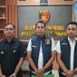 Caption: Poundra, KBO Reskrim Didampingi Muammar Amin, Kanit Pidsus Polres Sampang Saat Memberikan Keterangan Kepada Sejumlah Wartawan saat Pers Rilis di Polres Sampang (Sumber Foto: Humas Polres Sampang/Jatim Zone)
