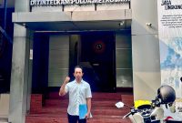 Aktivis FAMAS-MAHARDIKA menyerahkan surat pemberitahuan aksi ke kantor Direktorat Intelkam Polda Metro Jaya, Kamis (30/4/2026).