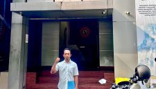 Aktivis FAMAS-MAHARDIKA menyerahkan surat pemberitahuan aksi ke kantor Direktorat Intelkam Polda Metro Jaya, Kamis (30/4/2026).