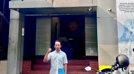 Aktivis FAMAS-MAHARDIKA menyerahkan surat pemberitahuan aksi ke kantor Direktorat Intelkam Polda Metro Jaya, Kamis (30/4/2026).