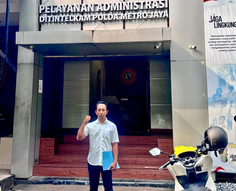 Aktivis FAMAS-MAHARDIKA menyerahkan surat pemberitahuan aksi ke kantor Direktorat Intelkam Polda Metro Jaya, Kamis (30/4/2026).