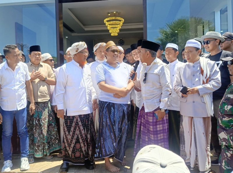 H Khairul Umam di dampingi Para ulama di kediamannya 