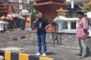 Massa Jaringan Kawal Jawa Timur saat menggelar aksi demonstrasi di depan Kantor DPRD Jawa Timur, Surabaya, menuntut KPK segera menuntaskan kasus dugaan korupsi dana hibah APBD Jatim.