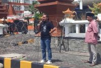 Massa Jaringan Kawal Jawa Timur saat menggelar aksi demonstrasi di depan Kantor DPRD Jawa Timur, Surabaya, menuntut KPK segera menuntaskan kasus dugaan korupsi dana hibah APBD Jatim.