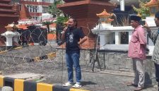 Massa Jaringan Kawal Jawa Timur saat menggelar aksi demonstrasi di depan Kantor DPRD Jawa Timur, Surabaya, menuntut KPK segera menuntaskan kasus dugaan korupsi dana hibah APBD Jatim.