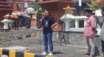 Massa Jaringan Kawal Jawa Timur saat menggelar aksi demonstrasi di depan Kantor DPRD Jawa Timur, Surabaya, menuntut KPK segera menuntaskan kasus dugaan korupsi dana hibah APBD Jatim.