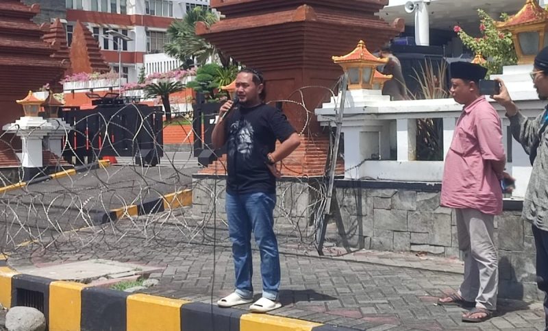 Massa Jaringan Kawal Jawa Timur saat menggelar aksi demonstrasi di depan Kantor DPRD Jawa Timur, Surabaya, menuntut KPK segera menuntaskan kasus dugaan korupsi dana hibah APBD Jatim.