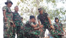 Dandim Pamekasan Letkol Kav Agus Wibowo Hendratmoko, S.H., M.Han., saat mendampingi Danrem Brigjen TNI Kohir