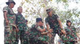 Dandim Pamekasan Letkol Kav Agus Wibowo Hendratmoko, S.H., M.Han., saat mendampingi Danrem Brigjen TNI Kohir
