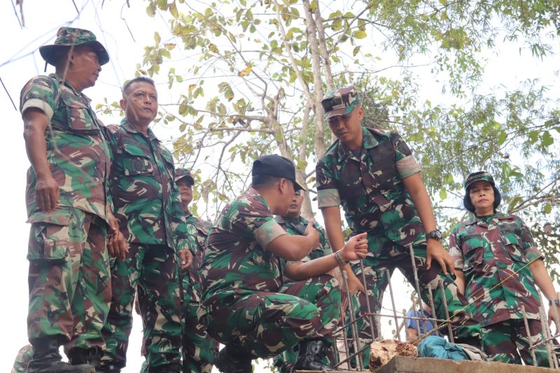 Dandim Pamekasan Letkol Kav Agus Wibowo Hendratmoko, S.H., M.Han., saat mendampingi Danrem Brigjen TNI Kohir