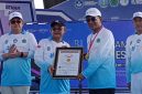 Penyerahan piagam Rekor MURI kepada Pemerintah Kabupaten Pamekasan pada puncak peringatan Hardiknas 2026 di Stadion Gelora Madura Ratu Pamelingan.