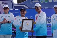 Penyerahan piagam Rekor MURI kepada Pemerintah Kabupaten Pamekasan pada puncak peringatan Hardiknas 2026 di Stadion Gelora Madura Ratu Pamelingan.