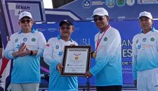 Penyerahan piagam Rekor MURI kepada Pemerintah Kabupaten Pamekasan pada puncak peringatan Hardiknas 2026 di Stadion Gelora Madura Ratu Pamelingan.