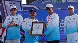 Penyerahan piagam Rekor MURI kepada Pemerintah Kabupaten Pamekasan pada puncak peringatan Hardiknas 2026 di Stadion Gelora Madura Ratu Pamelingan.