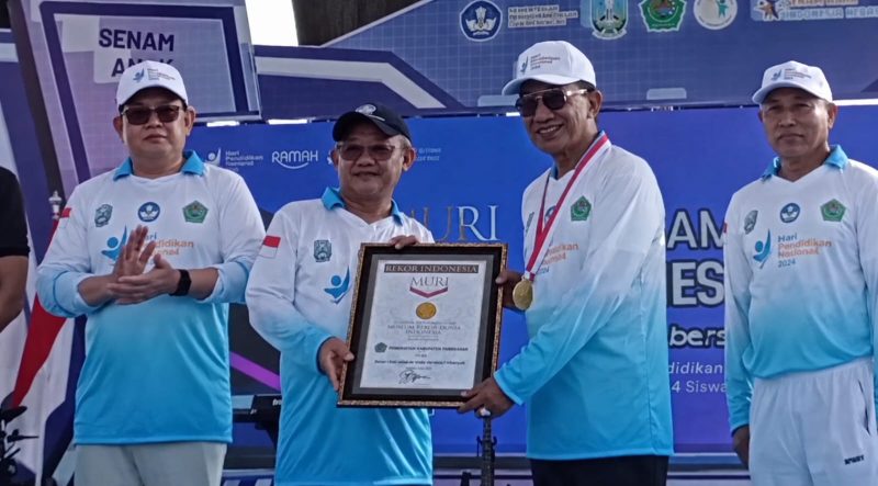 Penyerahan piagam Rekor MURI kepada Pemerintah Kabupaten Pamekasan pada puncak peringatan Hardiknas 2026 di Stadion Gelora Madura Ratu Pamelingan.