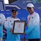 Penyerahan piagam Rekor MURI kepada Pemerintah Kabupaten Pamekasan pada puncak peringatan Hardiknas 2026 di Stadion Gelora Madura Ratu Pamelingan.