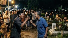 ilustrasi dua orang Cekcok di Tengah Acara Warga di area pemakaman pada saat malam hari.