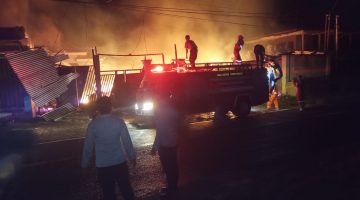 Puntung Rokok Diduga Picu Kebakaran Gudang Kayu di Pasean, Kerugian capai Rp 2 Miliar