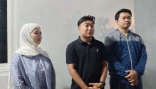Kepala SPPG Proppo Pangorayan memberikan klarifikasi terkait video MBG yang viral di MI Miftahul Ulum Panaguan, sekaligus menegaskan menu telah memenuhi standar gizi dan dapur operasional bukan milik pimpinan DPRD Pamekasan.