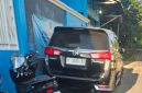 Diduga Mobdin Bupati Pamekasan terpantau diubah menjadi pelat pribadi di jalan menuju Samiran, desa Better, Pamekasan.