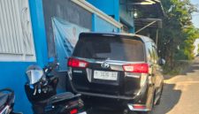 Diduga Mobdin Bupati Pamekasan terpantau diubah menjadi pelat pribadi di jalan menuju Samiran, desa Better, Pamekasan.