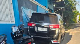 Diduga Mobdin Bupati Pamekasan terpantau diubah menjadi pelat pribadi di jalan menuju Samiran, desa Better, Pamekasan.