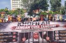 Koordinator Jaka Jatim, Musfiq, saat menyampaikan orasi dalam aksi demonstrasi di depan Gedung Negara Grahadi Surabaya, Rabu (3/6/2026), mendesak aparat penegak hukum mengusut tuntas berbagai kasus dugaan korupsi di Jawa Timur.