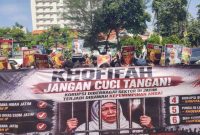 Koordinator Jaka Jatim, Musfiq, saat menyampaikan orasi dalam aksi demonstrasi di depan Gedung Negara Grahadi Surabaya, Rabu (3/6/2026), mendesak aparat penegak hukum mengusut tuntas berbagai kasus dugaan korupsi di Jawa Timur.