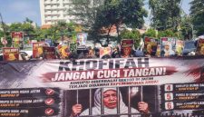 Koordinator Jaka Jatim, Musfiq, saat menyampaikan orasi dalam aksi demonstrasi di depan Gedung Negara Grahadi Surabaya, Rabu (3/6/2026), mendesak aparat penegak hukum mengusut tuntas berbagai kasus dugaan korupsi di Jawa Timur.
