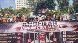 Koordinator Jaka Jatim, Musfiq, saat menyampaikan orasi dalam aksi demonstrasi di depan Gedung Negara Grahadi Surabaya, Rabu (3/6/2026), mendesak aparat penegak hukum mengusut tuntas berbagai kasus dugaan korupsi di Jawa Timur.