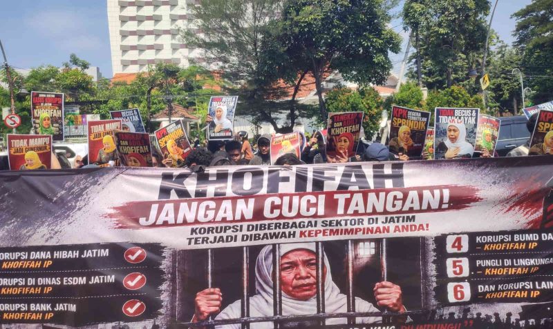 Koordinator Jaka Jatim, Musfiq, saat menyampaikan orasi dalam aksi demonstrasi di depan Gedung Negara Grahadi Surabaya, Rabu (3/6/2026), mendesak aparat penegak hukum mengusut tuntas berbagai kasus dugaan korupsi di Jawa Timur.