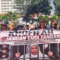 Koordinator Jaka Jatim, Musfiq, saat menyampaikan orasi dalam aksi demonstrasi di depan Gedung Negara Grahadi Surabaya, Rabu (3/6/2026), mendesak aparat penegak hukum mengusut tuntas berbagai kasus dugaan korupsi di Jawa Timur.