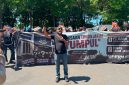 Koordinator Jaka Jatim, Musfik, menyampaikan pernyataan sikap terkait desakan percepatan penuntasan dugaan korupsi PT DABN dan Dinas ESDM Jawa Timur di Surabaya, Kamis (11/6/2026).