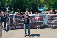 Koordinator Jaka Jatim, Musfik, menyampaikan pernyataan sikap terkait desakan percepatan penuntasan dugaan korupsi PT DABN dan Dinas ESDM Jawa Timur di Surabaya, Kamis (11/6/2026).