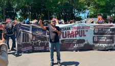 Koordinator Jaka Jatim, Musfik, menyampaikan pernyataan sikap terkait desakan percepatan penuntasan dugaan korupsi PT DABN dan Dinas ESDM Jawa Timur di Surabaya, Kamis (11/6/2026).