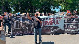 Koordinator Jaka Jatim, Musfik, menyampaikan pernyataan sikap terkait desakan percepatan penuntasan dugaan korupsi PT DABN dan Dinas ESDM Jawa Timur di Surabaya, Kamis (11/6/2026).