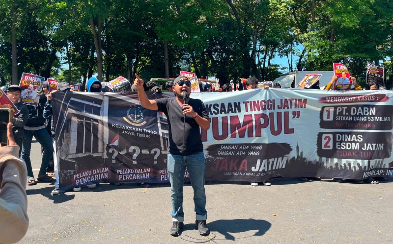 Koordinator Jaka Jatim, Musfik, menyampaikan pernyataan sikap terkait desakan percepatan penuntasan dugaan korupsi PT DABN dan Dinas ESDM Jawa Timur di Surabaya, Kamis (11/6/2026).
