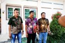 Hamid, Warga Desa Blaban (kiri) didampingi kuasa  hukumnya saat memberikan keterangan pers, Rabu (22/7/2026).