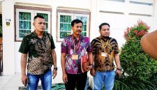 Hamid, Warga Desa Blaban (kiri) didampingi kuasa  hukumnya saat memberikan keterangan pers, Rabu (22/7/2026).