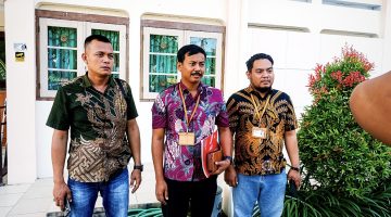 Hamid, Warga Desa Blaban (kiri) didampingi kuasa  hukumnya saat memberikan keterangan pers, Rabu (22/7/2026).