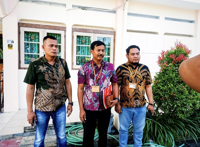 Hamid, Warga Desa Blaban (kiri) didampingi kuasa  hukumnya saat memberikan keterangan pers, Rabu (22/7/2026).