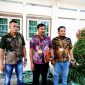 Hamid, Warga Desa Blaban (kiri) didampingi kuasa  hukumnya saat memberikan keterangan pers, Rabu (22/7/2026).